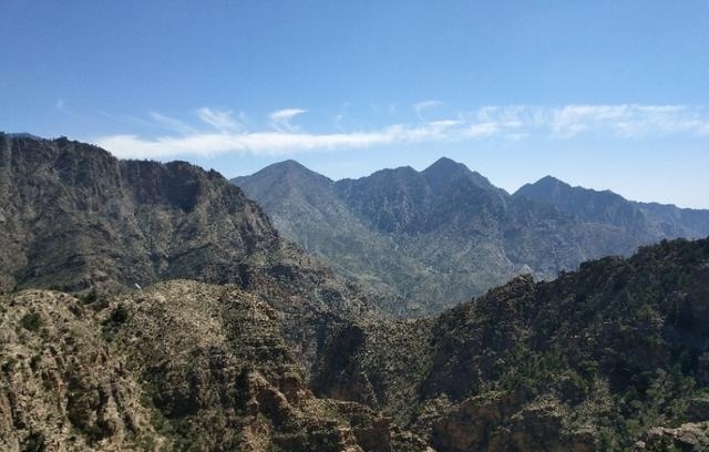 宁夏贺兰山，山势险峻，野驴穿行，可用手机拍摄