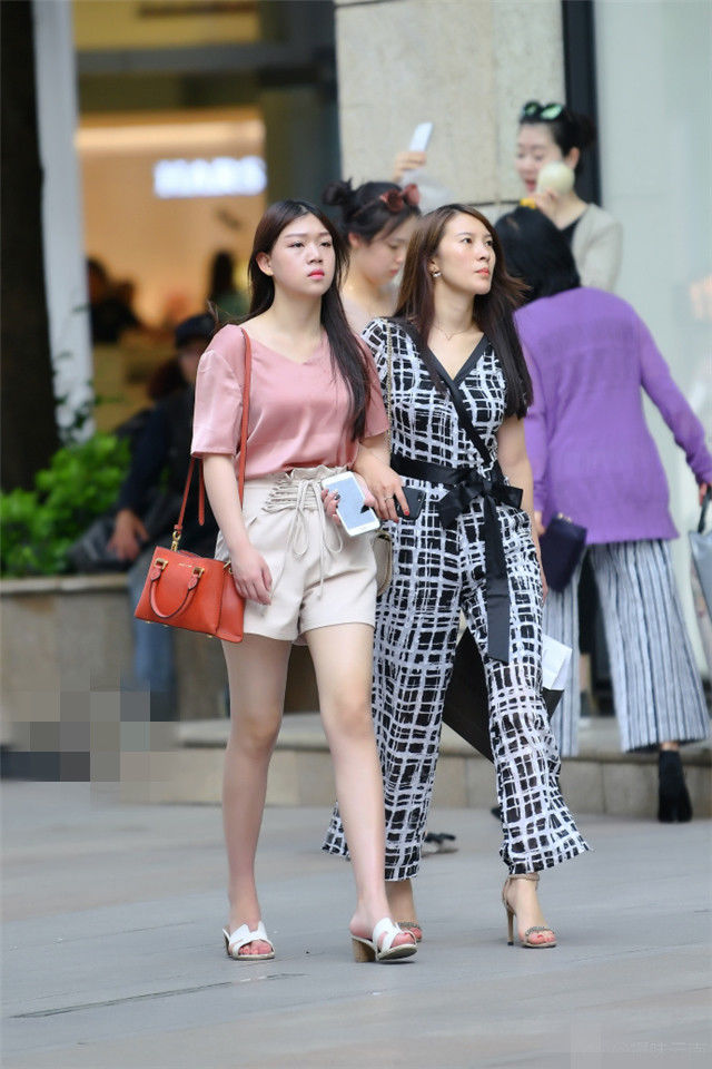 街拍路人,女生夏天必备的时尚搭配,让你彰显出大方优雅的曲线美