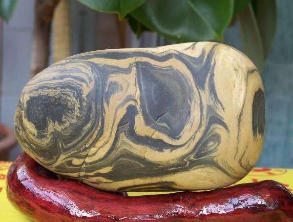  【奇石】玩奇石就要经常“摸”奇石？原来这样做有重要意义