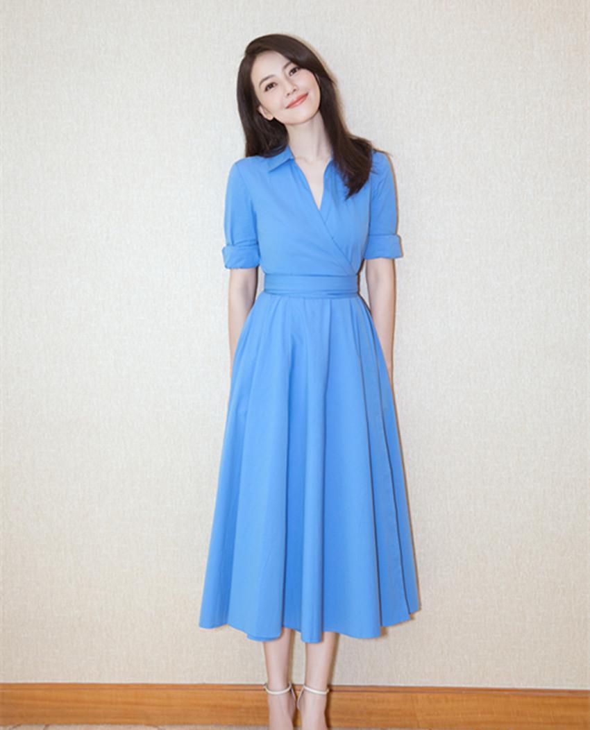 吴宗宪女儿气质真好，穿蓝裙清新优雅，撞衫高圆圆也不输！