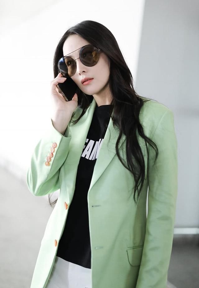 张馨予婚后亮相机场，齐臀短裤露出毛边大秀好身材，李晨后悔吧