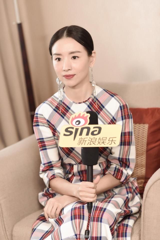 董洁穿长裙优雅大方气质温婉，笑容明媚，网友：还是那个冷清秋！