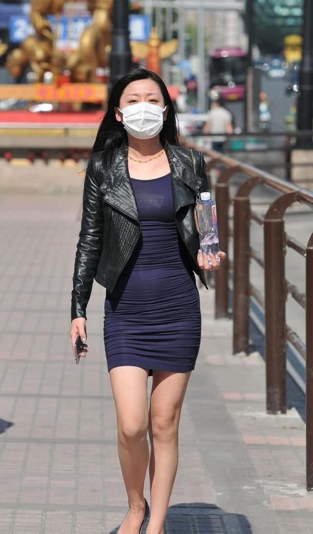 街拍：紧身包臀裙装扮的街头美女，傲人身材让人羡慕