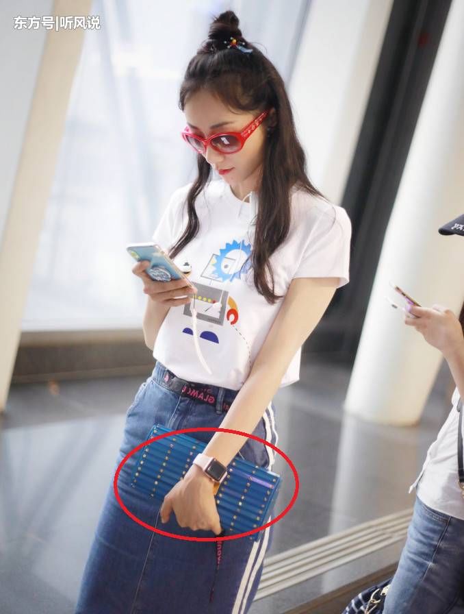 韩雪穿牛仔裙变少女，拿个“变色枕头”当包包，看了都觉得时髦!