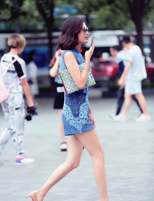 路人街拍:有一种小姐姐叫天生尤物,连衣裙随意穿就可以这么美