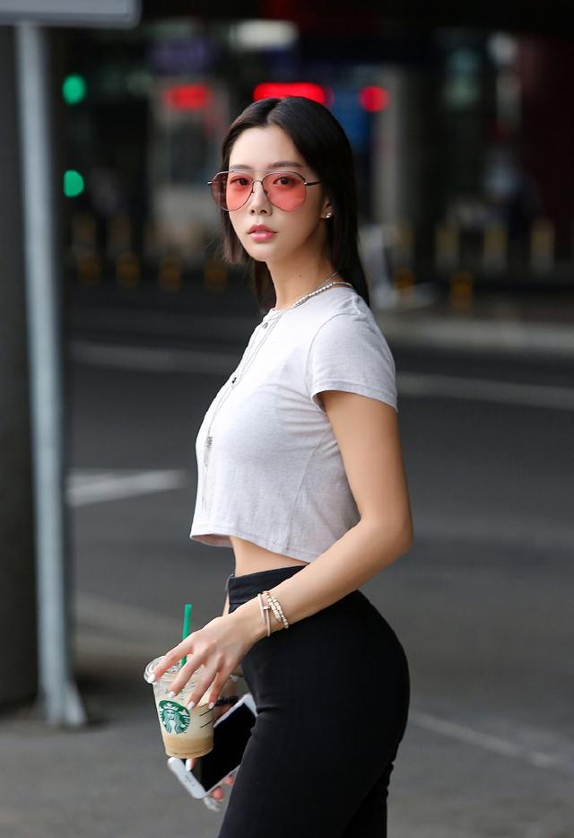 街拍：是女人都在乎身材，紧身裤让你美的没道理！