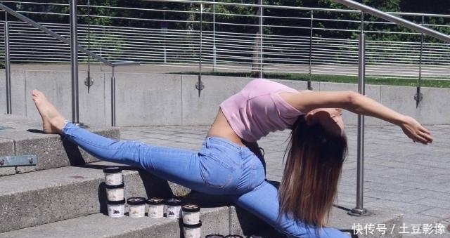 强大:看起来休闲显瘦,展现运动女孩强大气场,何穗穿紧身T恤配运动裤
