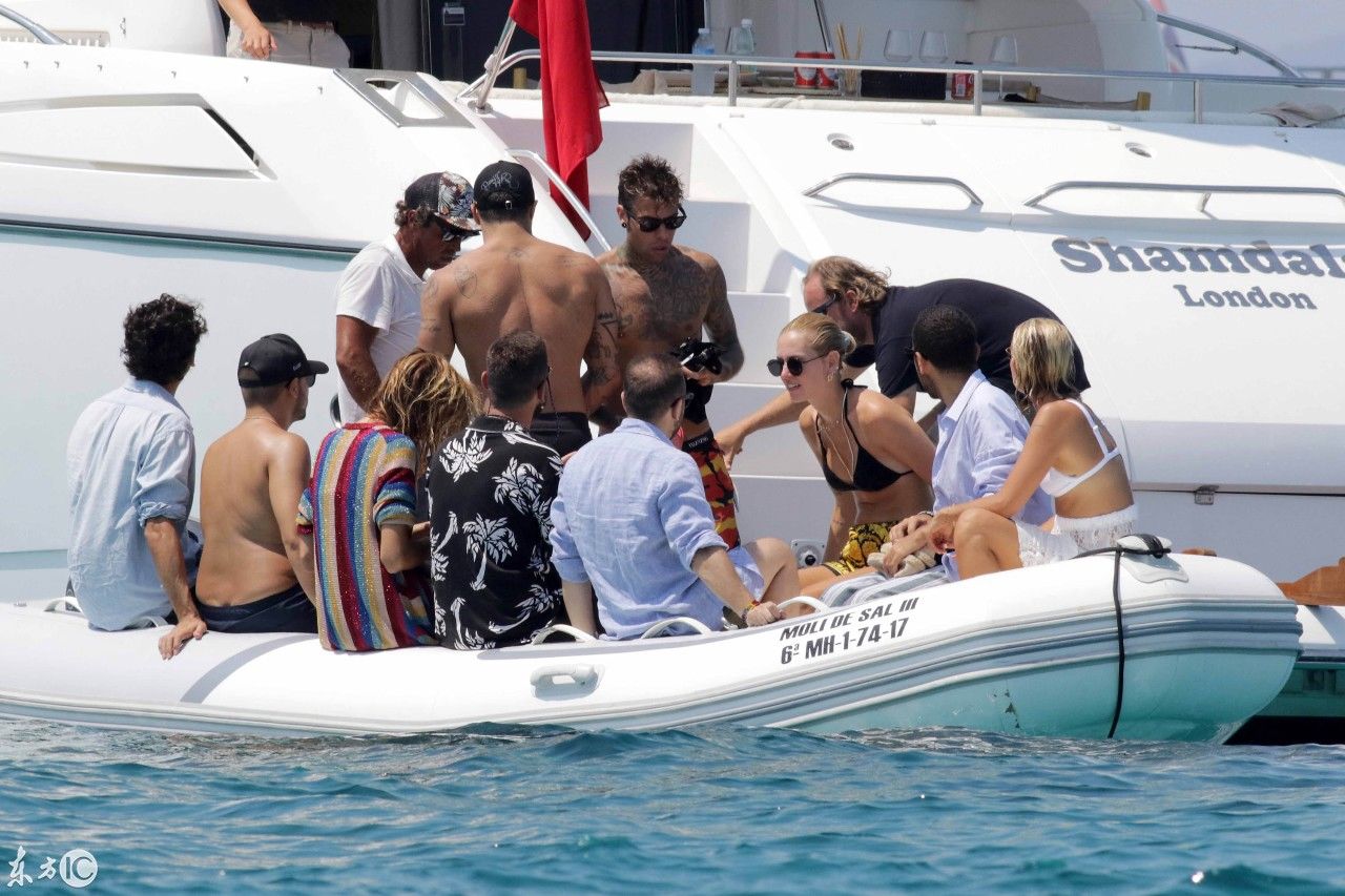 意大利网红美女琪亚拉法拉格尼跟男友海边度假戏水吸引众人眼球