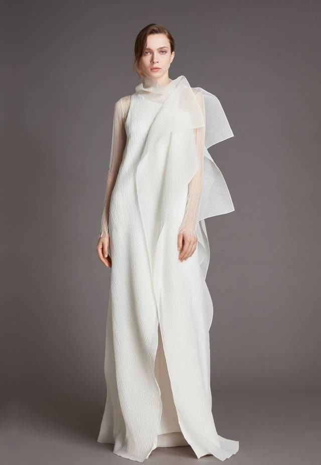  「婚纱」2021春夏婚纱系列报导：Roland Mouret打造日常也能穿的时髦婚服