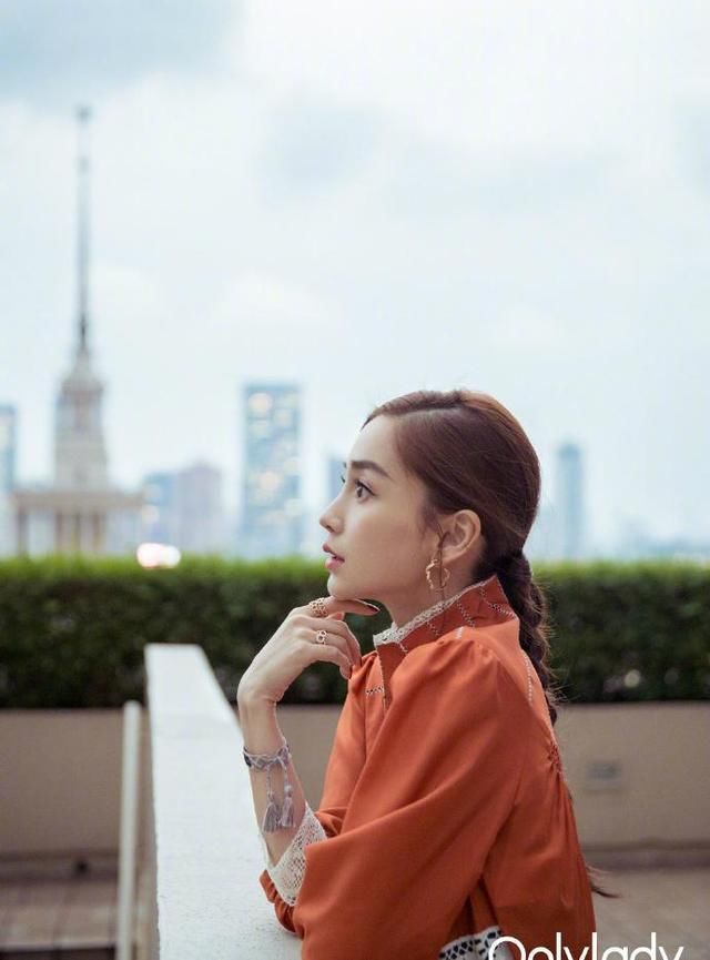 杨颖撞上赵丽颖，一个似超模一个像村花，没有对比就没有伤害