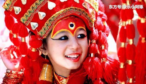 尼泊尔活女神，脚不能沾地，国王见了也得下跪，退位之后无人敢娶
