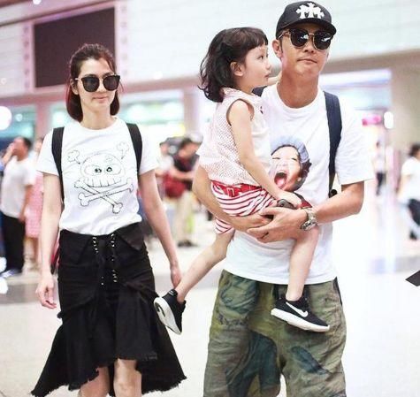 张丹峰一家高调亮相，46岁洪欣嫩成26岁，高颜值女儿大长腿太抢镜