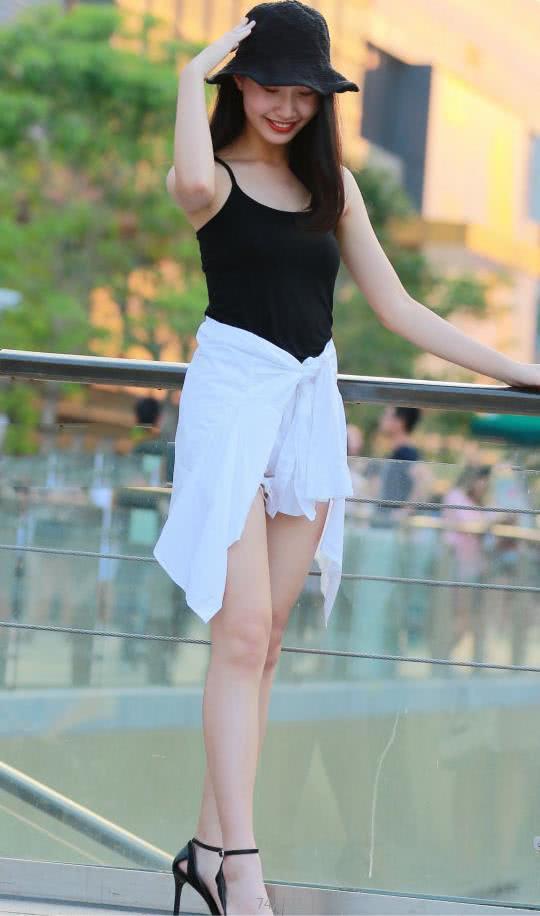 哇哈哈小姐姐白色破洞牛仔裤展现清新脱俗，抚媚一笑让人忘不了