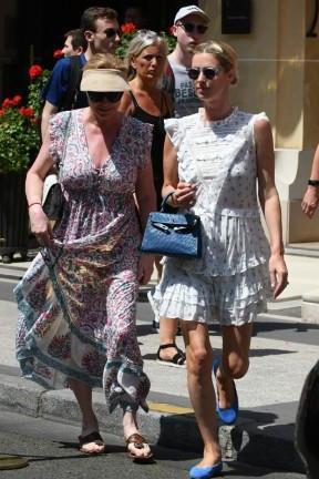 妮基希尔顿和妈妈一起出街，大秀豪门甜美名媛风