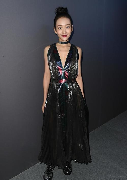 王鸥这次穿衣真接地气,一件长款衬衫裙,穿出了邻家姐姐的味道!