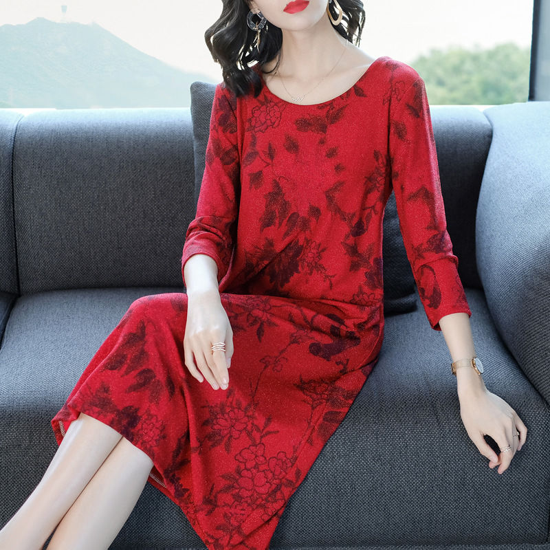 55岁的妈妈同学聚会，多年未见的老同学夸她还如此年轻，会打扮