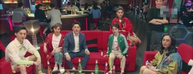 爱5张伟和谁在一起