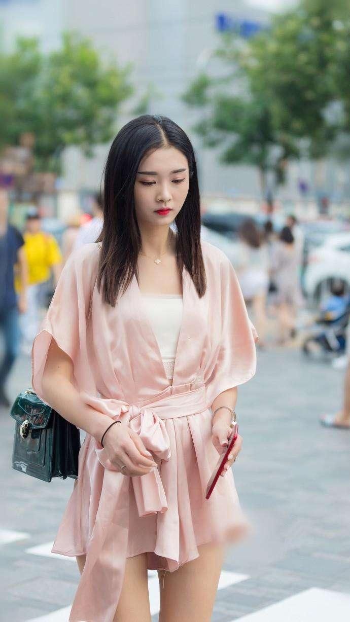 高颜值少妇辣妈，一身红色休闲连体裤非常有气质，看上去美美哒!