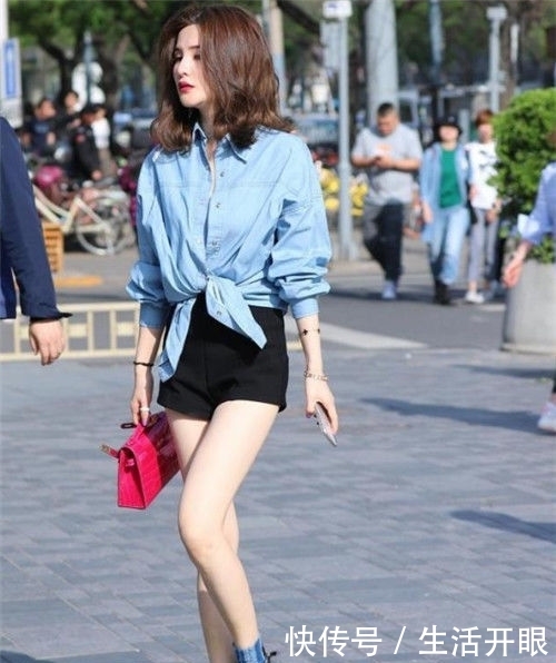  『配阔』街拍：美女穿白色抹胸配阔腿裤，扎着高高的马尾，时尚靓丽又有范