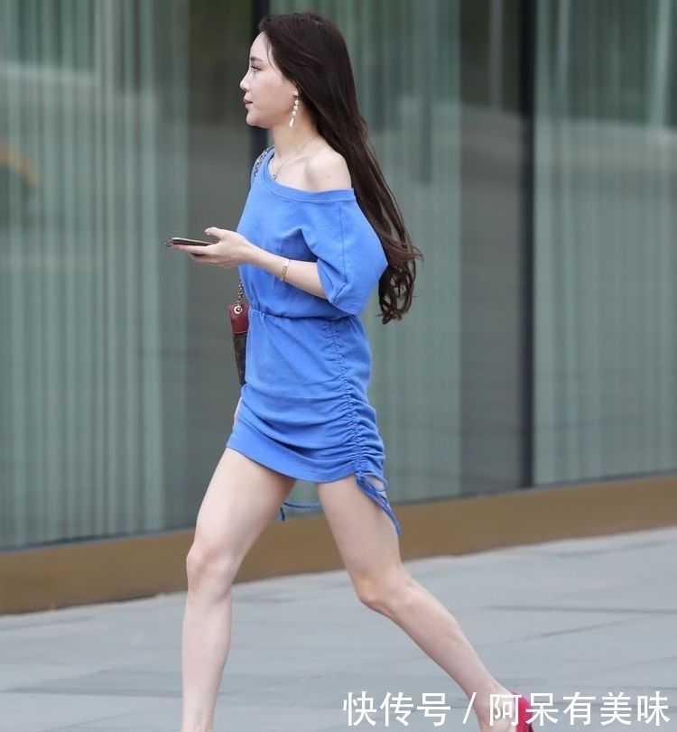  迷人@街拍：小姐姐一件蓝色短裙配高跟鞋，带着一种迷人气息