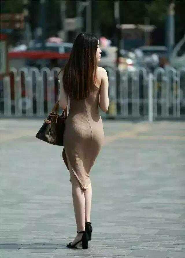 街拍：紧致的包臀裙勾勒体形，很显气质