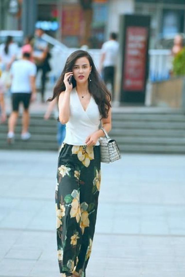 街拍：时尚服饰遇见好身材的一瞬间，真美！网友：旗袍女尽显女人