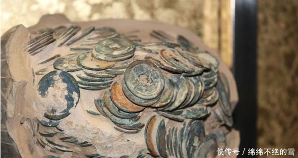 农民地里挖出一破罐铜钱，如何取出铜钱成了大问题