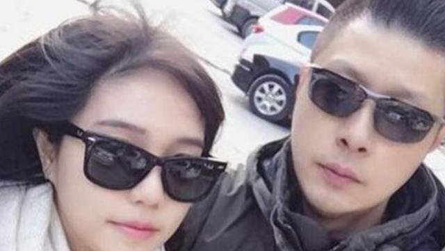  [父母]最年轻岳父走红，挽着新娘被误认为新郎，女儿真不是新郎