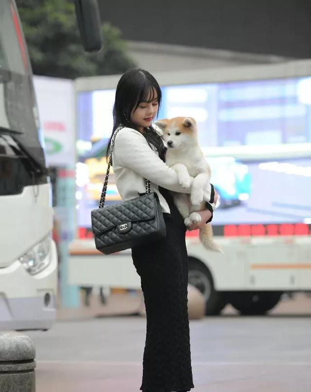 『女性』女性搭配高跟鞋,展现出青春的气息