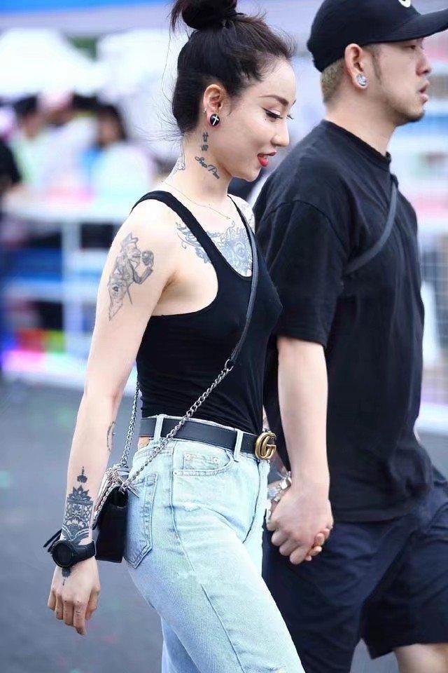 街拍:美女穿着大胆性感，看得人心潮澎湃