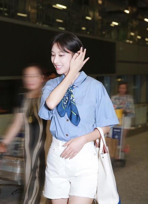 张俪一身青春简洁穿搭秒回18岁，网友：大白腿算什么，袜子亮了