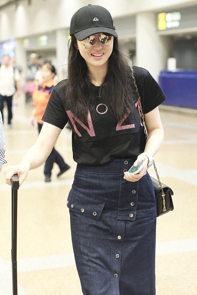 董璇终于露笑脸,也开始花时间打扮自己了!网友:生活还要过下去