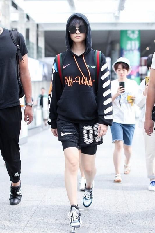 街拍:图1李宇春的安全裤比短裤还长!图4黑丝袜美女的长腿真细!