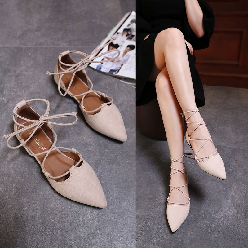 穿一双绑带鞋，细绳缠绕于足间，裸露出三寸金莲，让玉足绽放魅力