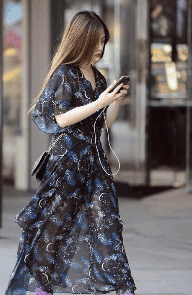 街拍: 图一优雅迷人, 图二展现完美身材, 图三仙气飘飘!