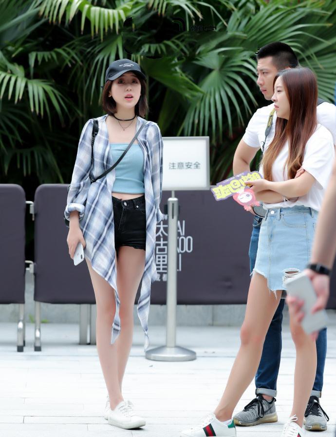 街拍：性感甜美的小姐姐，清凉的装扮养眼又显瘦！