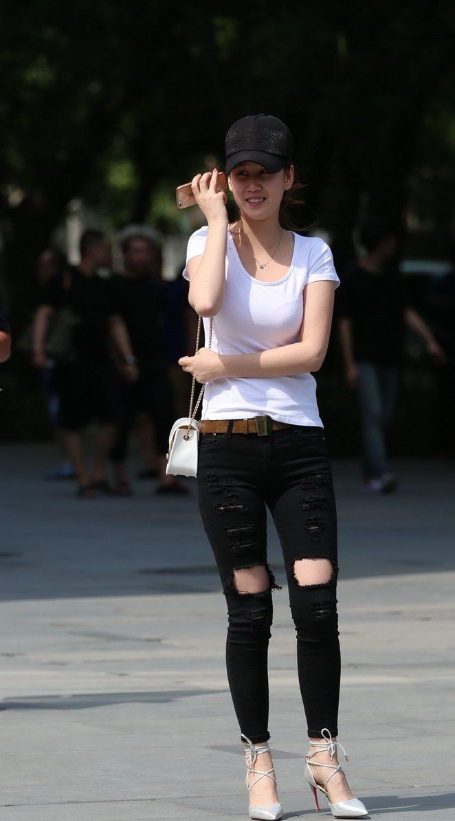 环城公园街拍:破洞牛仔裤美女,展现出成熟稳重的气质