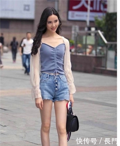 『美女』街拍:身材高挑的美女,长发披肩,甜美的笑容充满活力