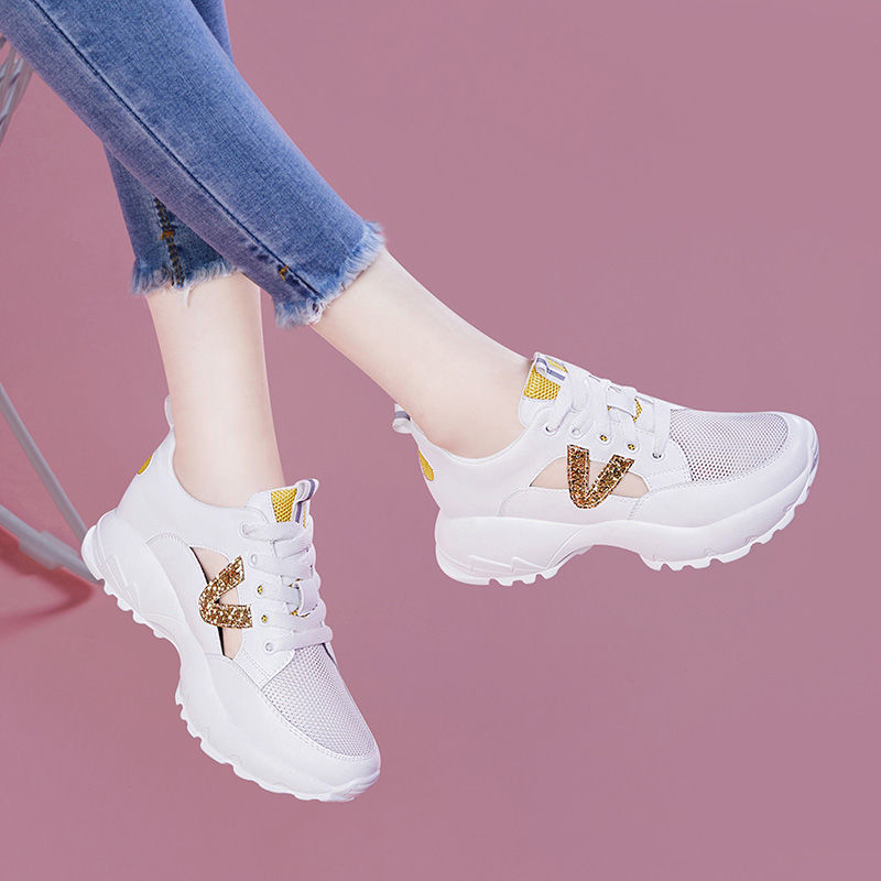 怪不得老婆不穿高跟鞋,刚上新的“小白鞋”,简约舒适忒洋气