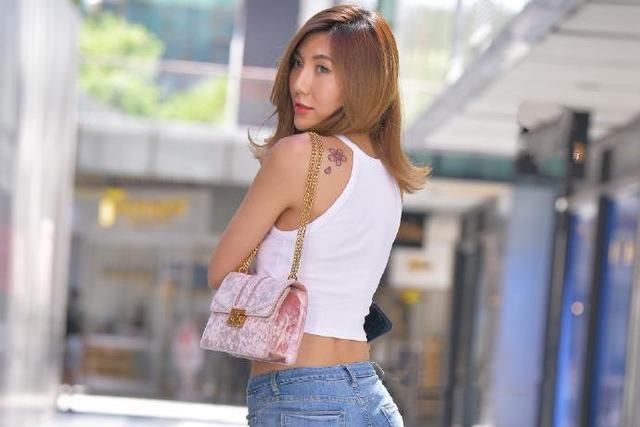 牛仔裤的小姐姐，气质出众，身材曼妙!