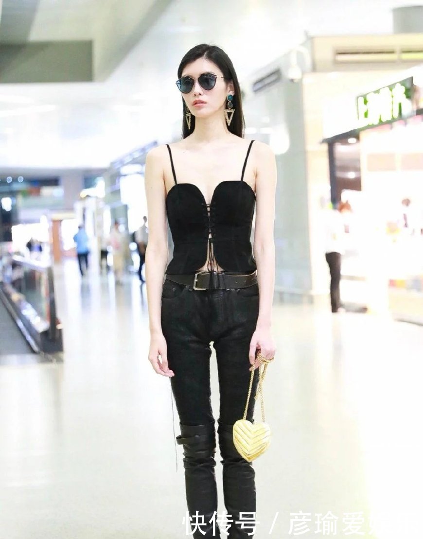 奚梦瑶上身只顶两块布出门，把机场当做了T台，网友：胆子太大了