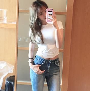 天！瞧瞧下图女人这样穿，紧而不露超迷人，美的男人见了移不开眼