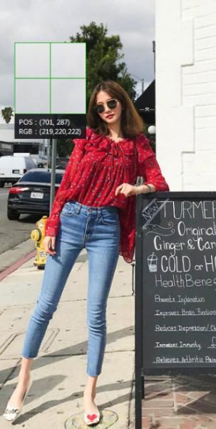 牛仔裤可以分分钟穿出自己的品质感，浅蓝色搭碎花上衣最撩人