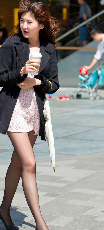 可爱萝莉风衣搭配黑丝袜，清纯之中又透出野性的味道，回头率暴增