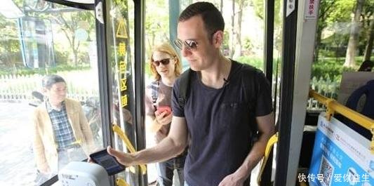 美国人到中国游后疑惑这东西这么先进，为何不是在我们国家