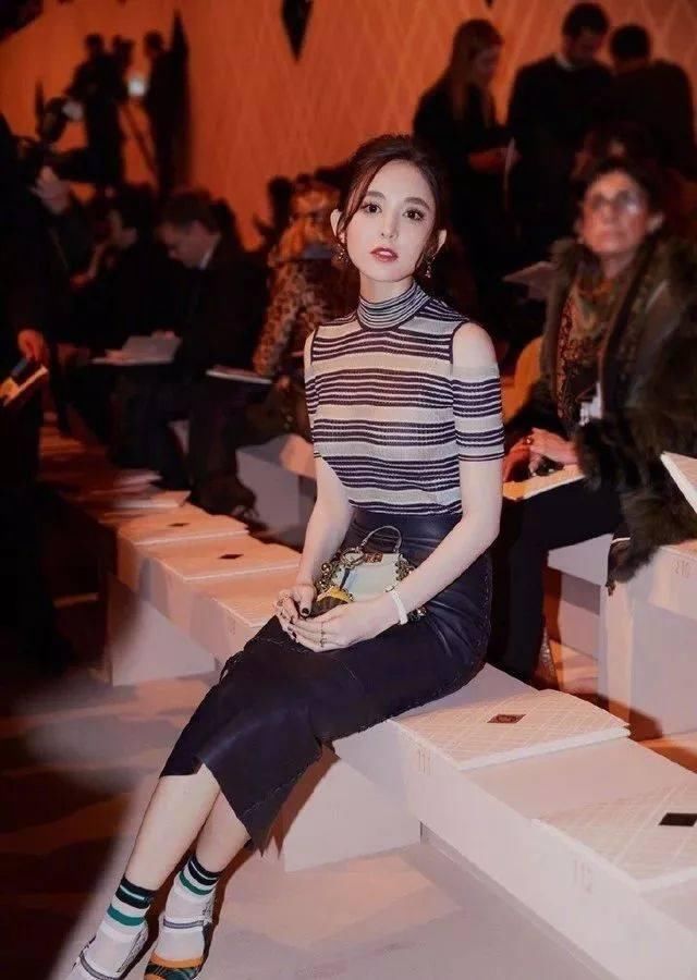 刘诗诗的“天鹅颈”，赵丽颖的优雅，女明星的露肩装少女又仙气