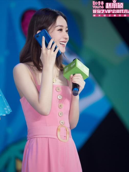 网上热议赵丽颖怀孕?当事人出席活动身穿修身连体裤力破谣言!