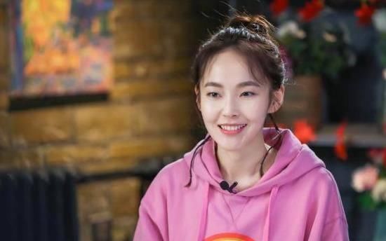 【完美】张佳宁的家算不算完美的重组家庭?张佳宁坦然坐在父母中间位置