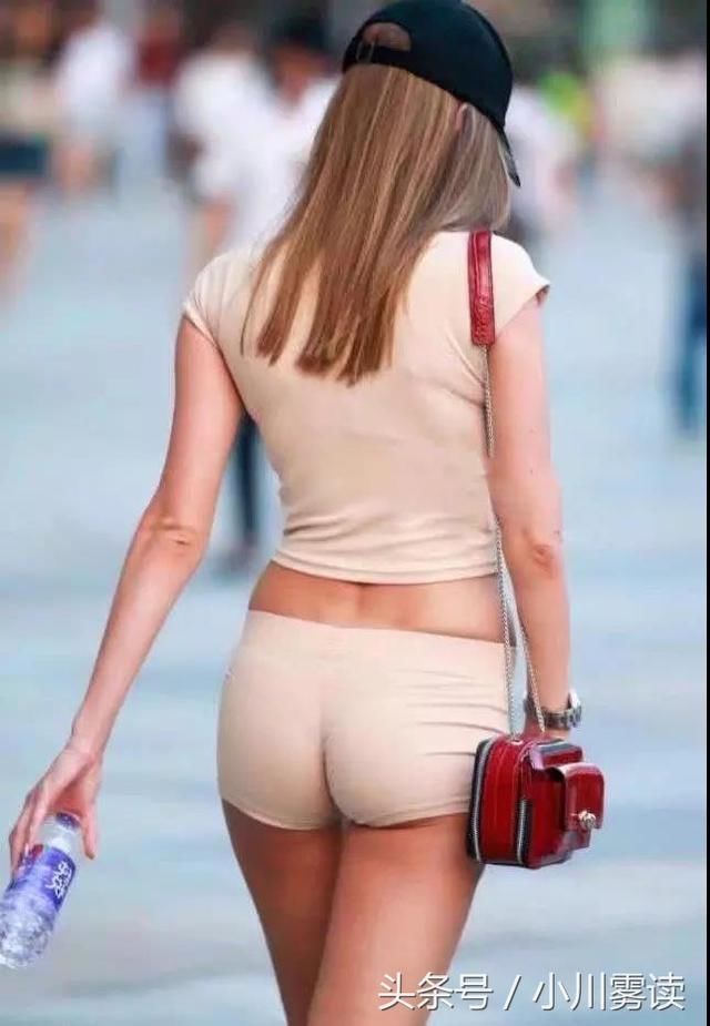 国外气质姐姐肉色紧身衣尽显好身材，穿着大胆风格性感，太撩人