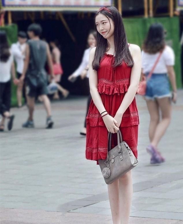  [修长]街拍：美女身穿紧身裙，修长双腿十分抢眼，高挑靓丽